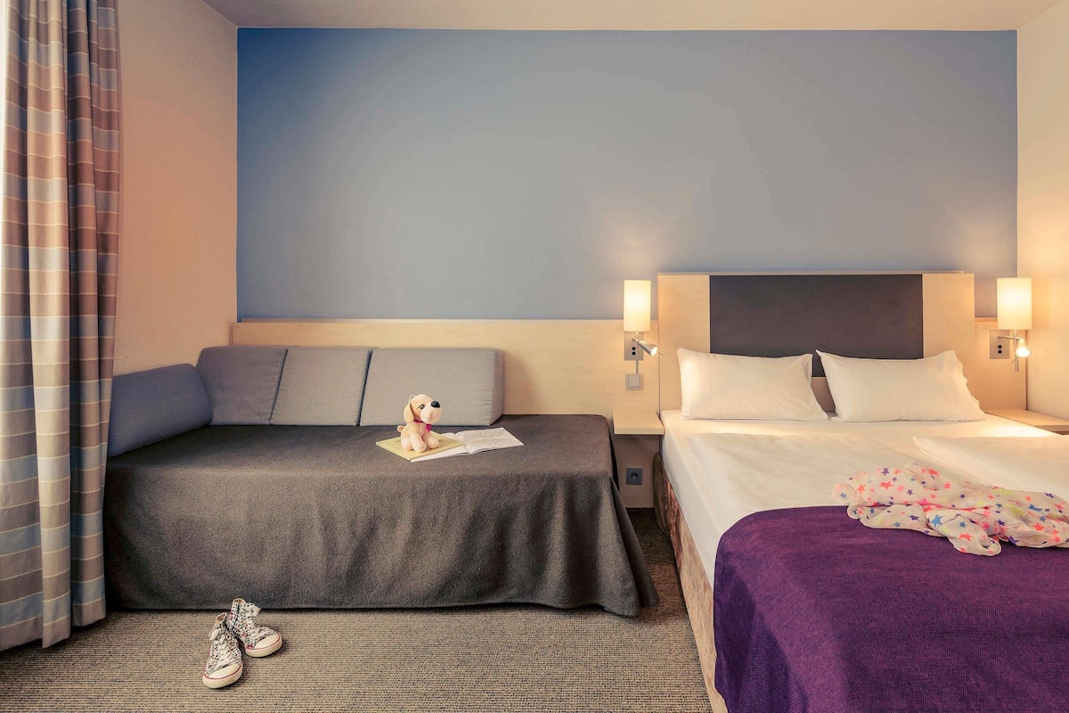 Quarto standard, 1 cama Queen e sofá-cama | Frigobar, cofres nos quartos, escrivaninha, quartos à prova de som