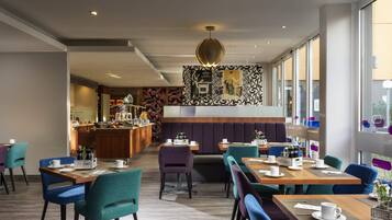 Bữa sáng buffet hàng ngày (19 EUR/mỗi người)