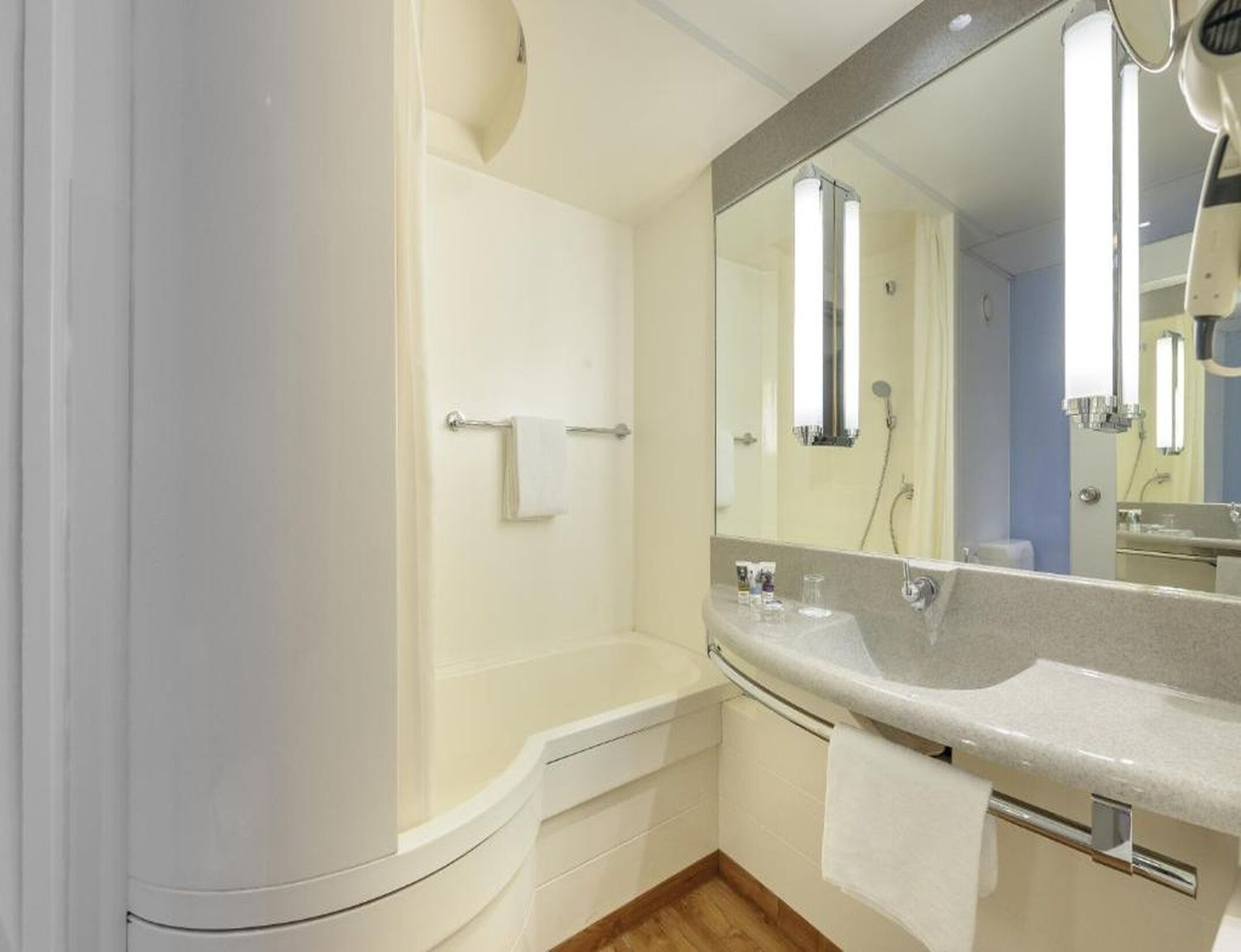 Junior-Suite | Badezimmer | Duschwanne, umweltfreundliche Kosmetikartikel, Haartrockner, Handtücher