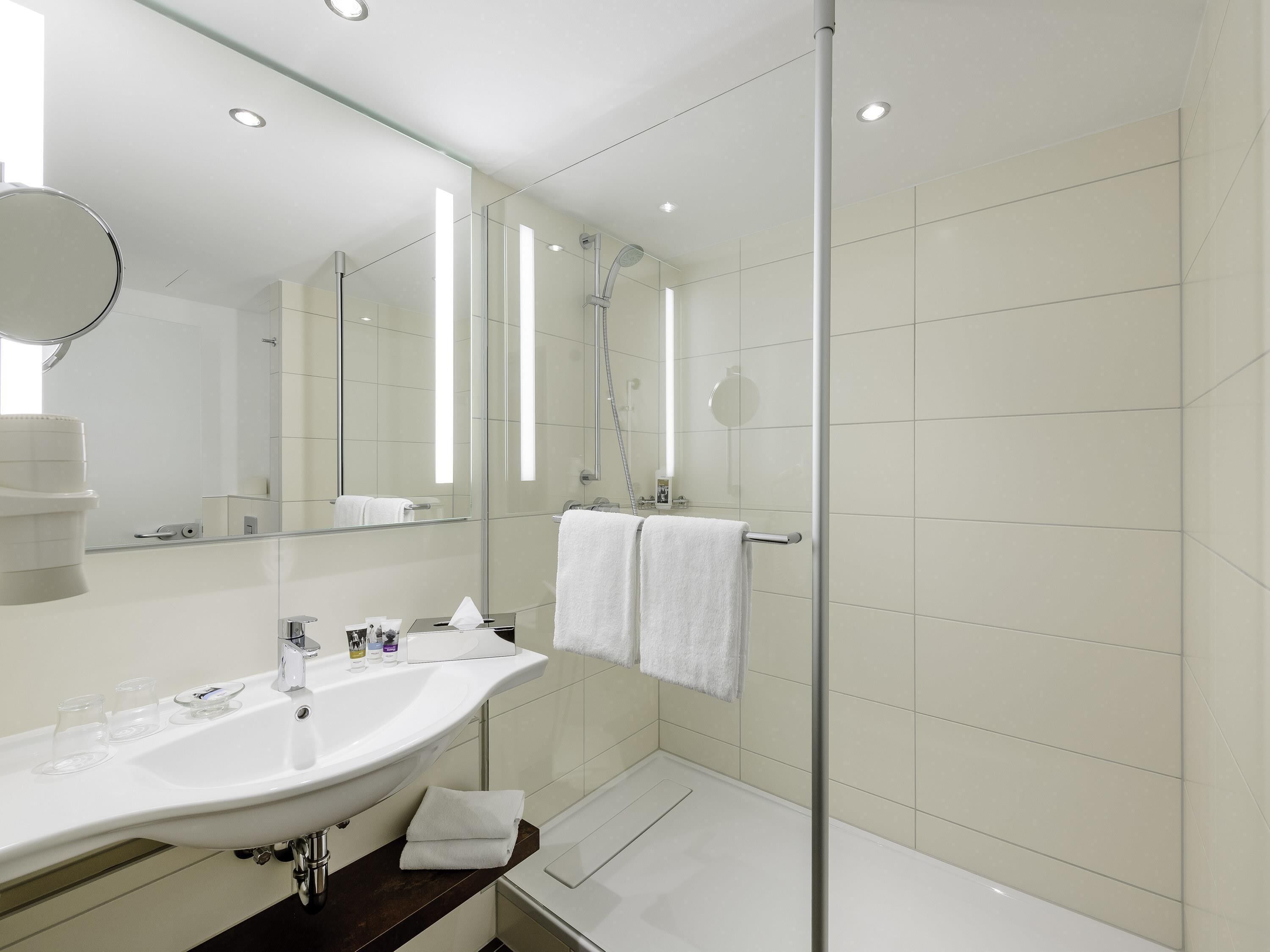 Tina con regadera, amenidades de baño ecológicas, secadora de cabello 
