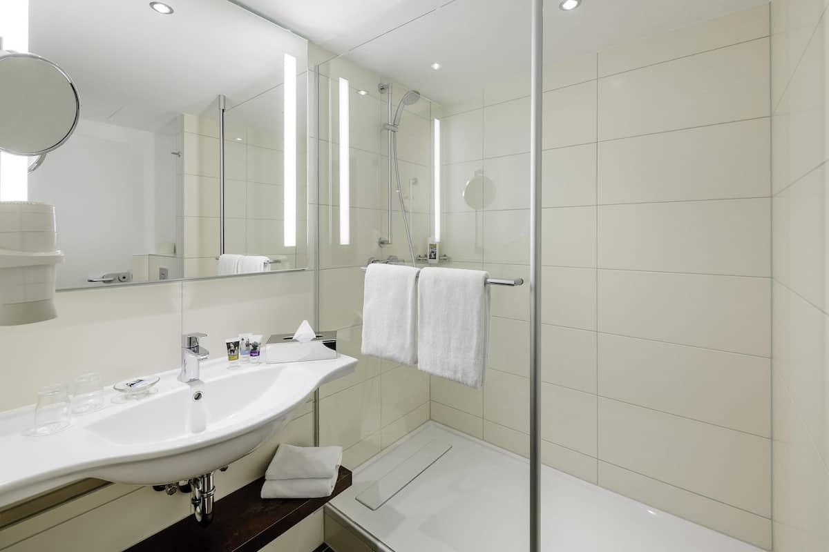 Tina con regadera, amenidades de baño ecológicas, secadora de cabello