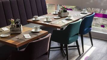 Petit déjeuner buffet (19 EUR par personne)