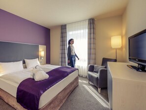 Suite Junior, 1 grand lit | Minibar, coffres-forts dans les chambres, bureau, chambres insonorisées