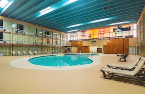 Innenpool, geöffnet von 09:00 Uhr bis 21:00 Uhr, Liegestühle