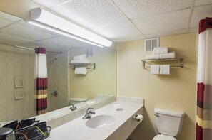 Suihkun ja ammeen yhdistelmä, ilmaiset hygieniatuotteet, hiustenkuivaaja