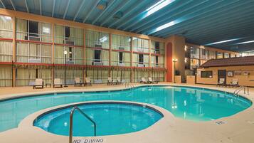 Piscina coberta (horari: 09:00-21:00) i gandules