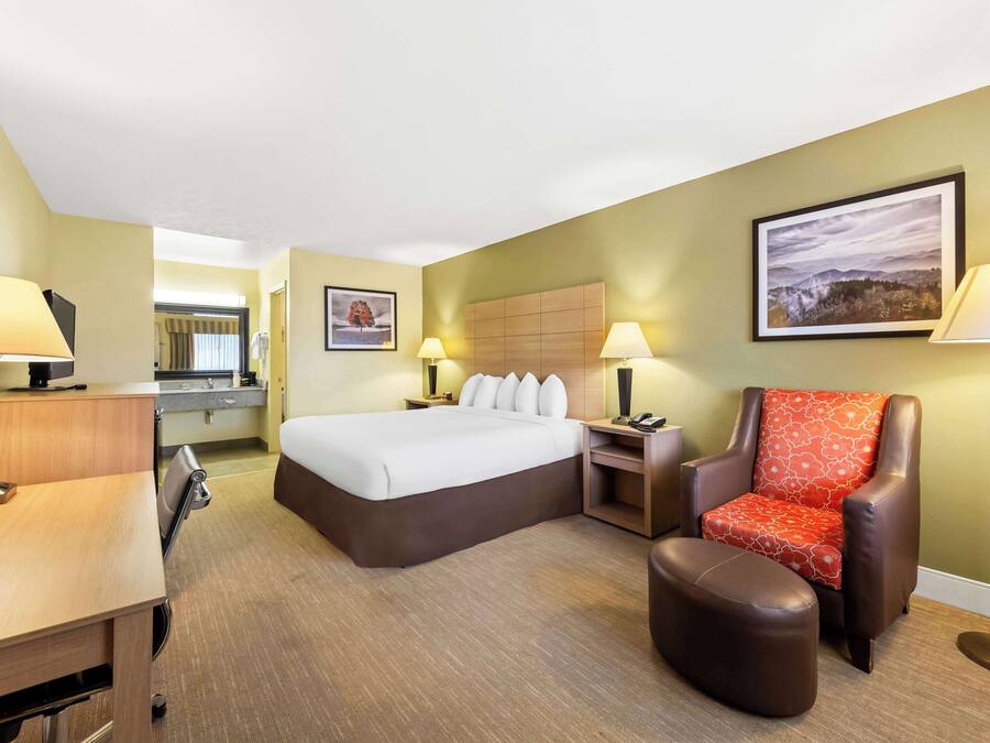 Bäddmadrasser, skrivbord, arbetsyta för laptop och strykjärn/strykbräda