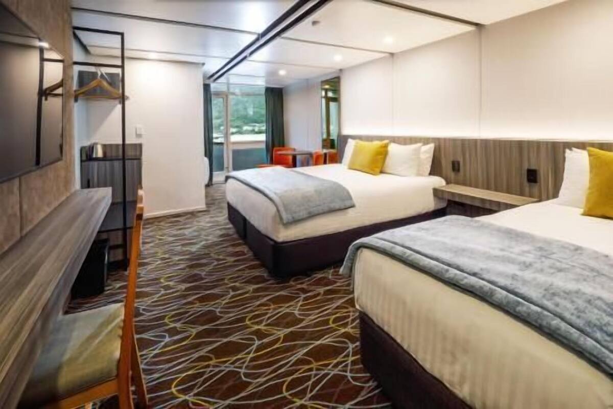 Safe på rommet, skrivebord, strykejern/-brett og barnesenger (inkludert)