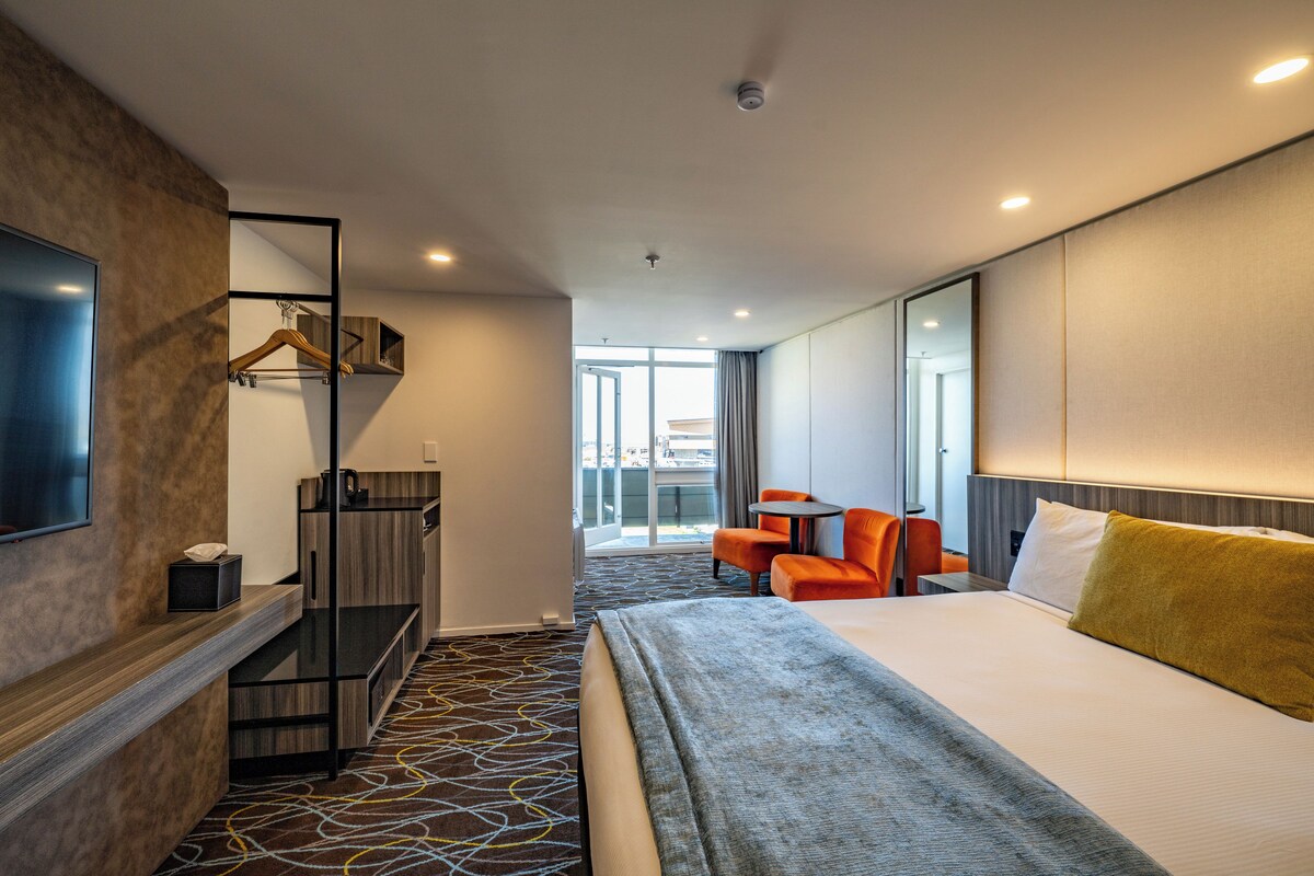 Superior Room, 1 Queen Bed | In-room safe, desk, laptop workspace, iron/ironing board