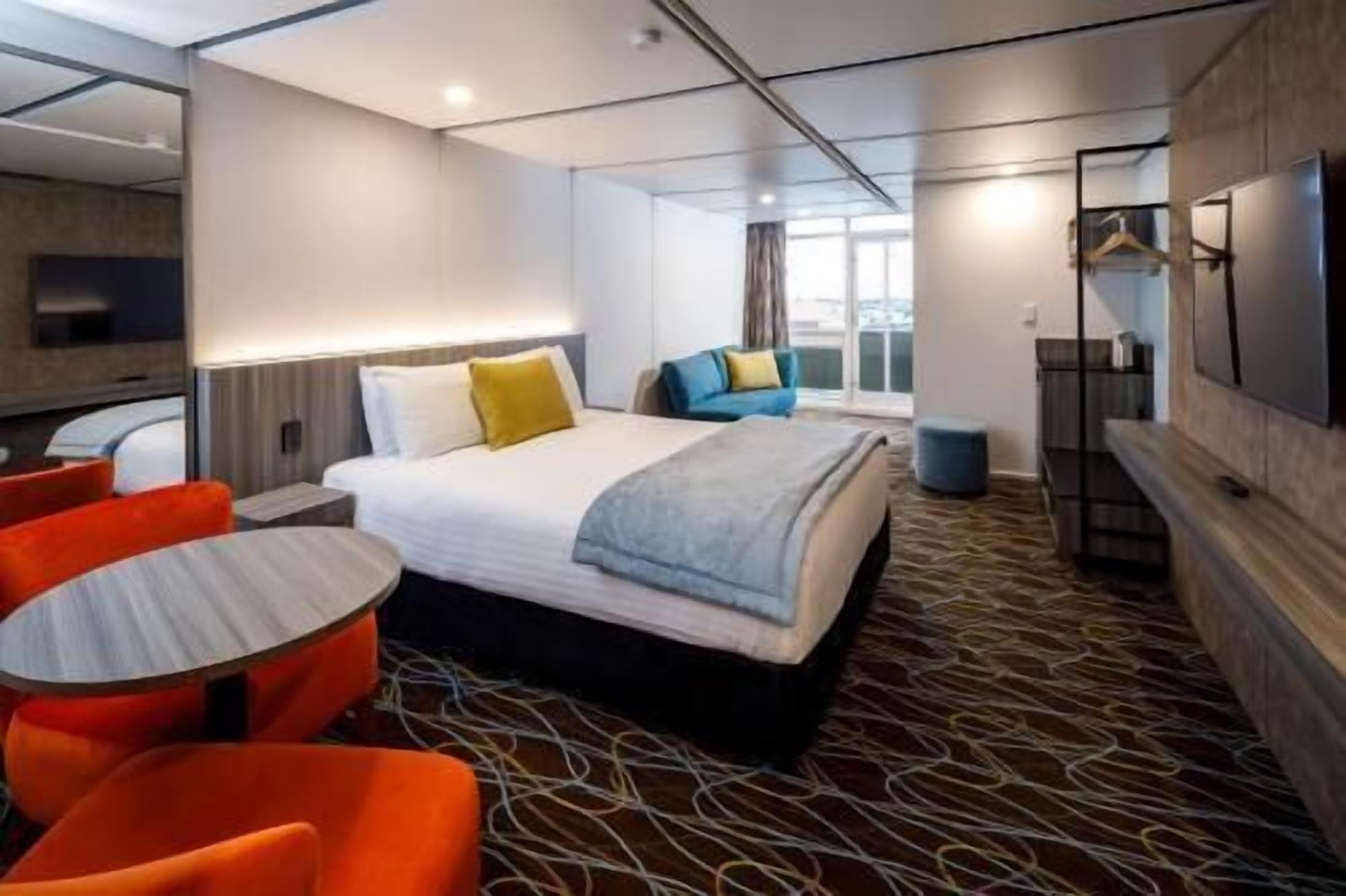 Een kluis op de kamer, een bureau, een strijkplank/strijkijzer