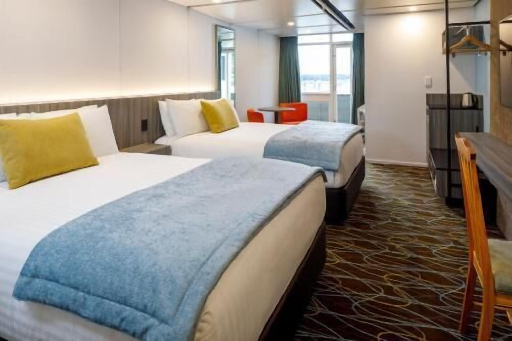 Een kluis op de kamer, een bureau, een strijkplank/strijkijzer