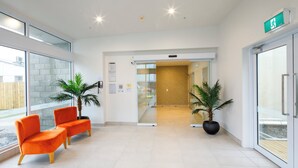 Lobby-lounge