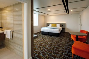 セーフティボックス (室内)、デスク、アイロン / アイロン台、ベビーベッド (無料)