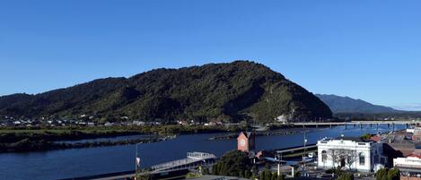 Quarto superior, 1 cama King, vista para o rio | Cofres nos quartos, escrivaninha, ferros/tábuas de passar roupa