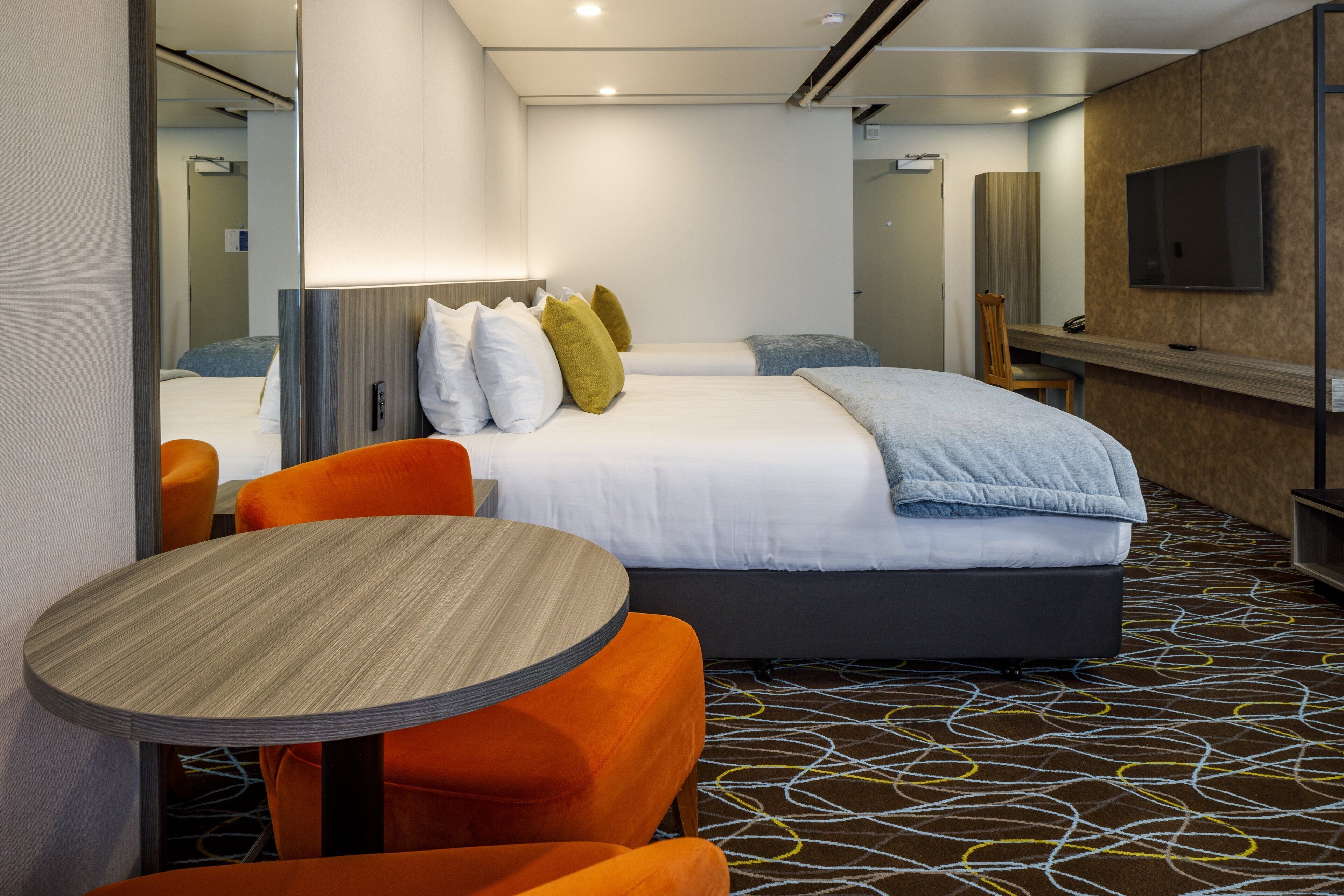 Een kluis op de kamer, een bureau, een strijkplank/strijkijzer