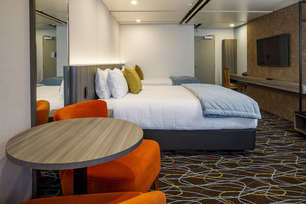 Safe på rommet, skrivebord, strykejern/-brett og barnesenger (inkludert)