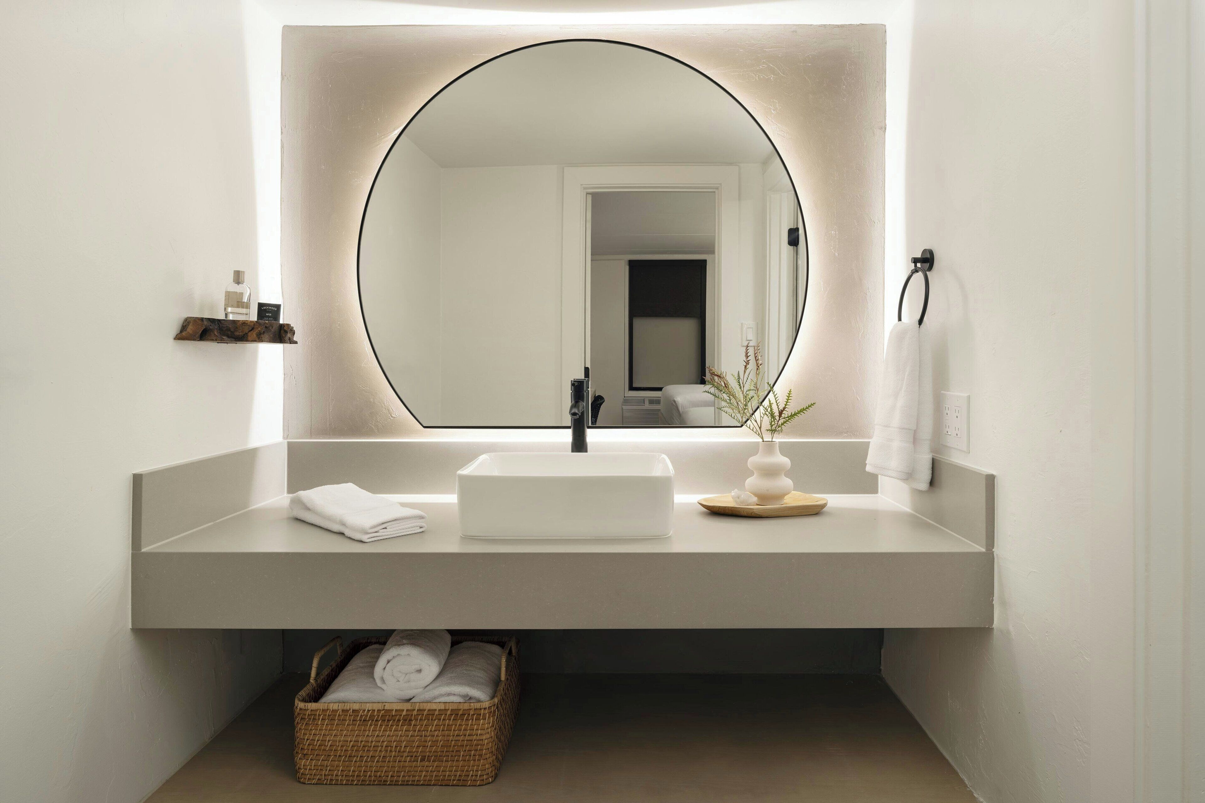 combined shower/bathtub, free toiletries, hair dryer, towels