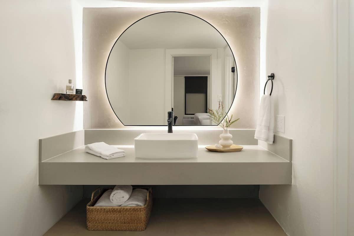 combined shower/bathtub, free toiletries, hair dryer, towels