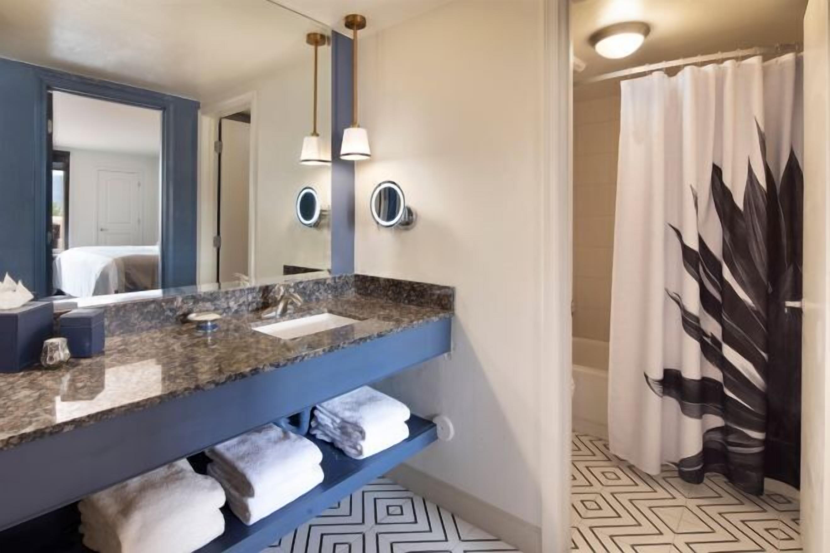 Salle de bain | Ensemble douche/baignoire, articles de toilette gratuits, sèche-cheveux