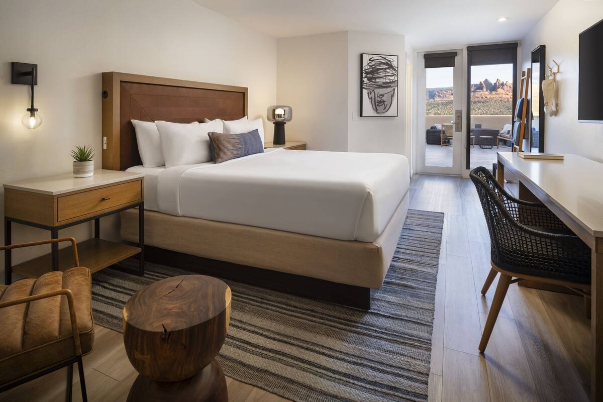 premium bedding, pillow-top beds, in-room safe, desk