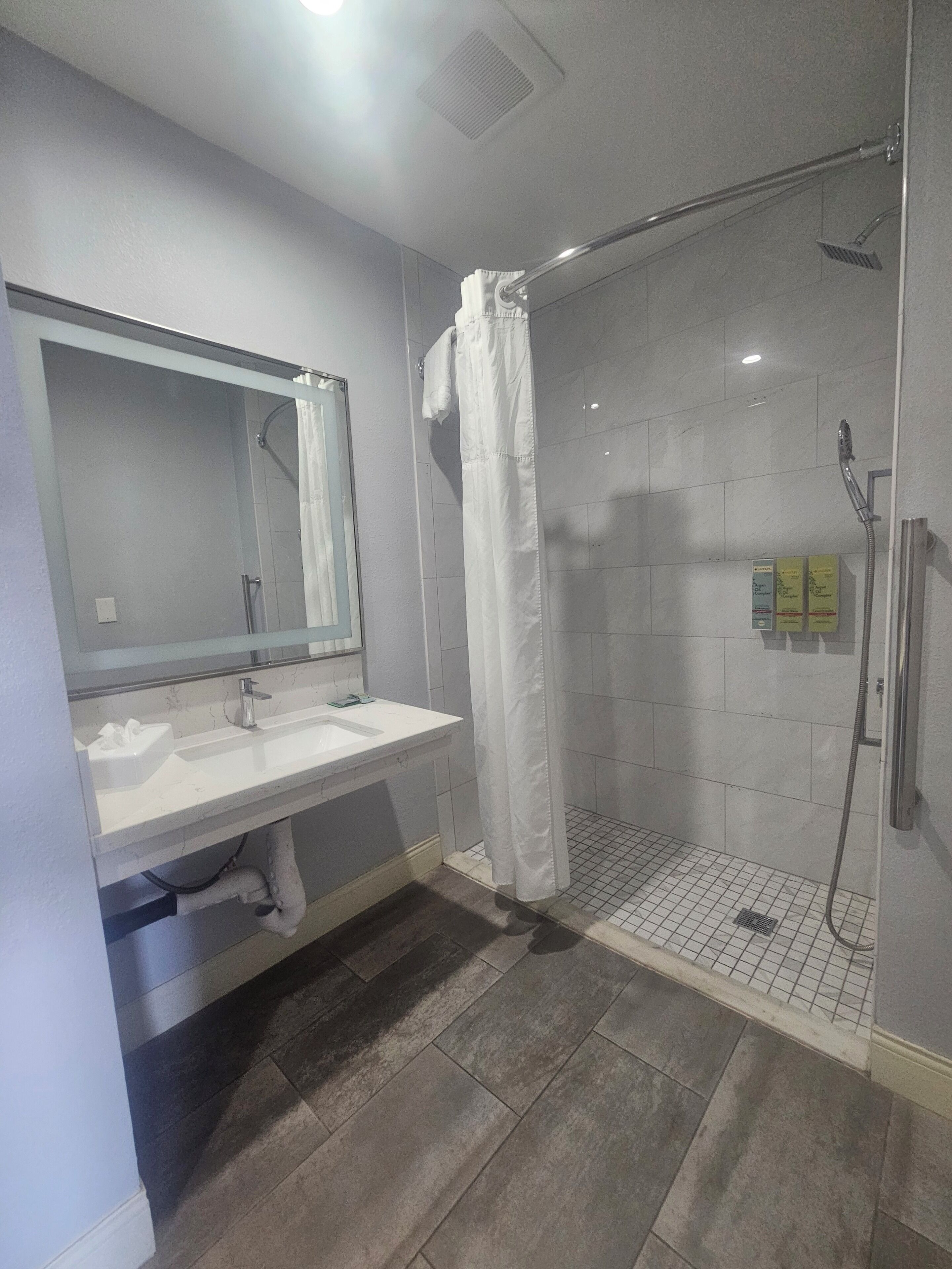combined shower/bathtub, hair dryer, towels