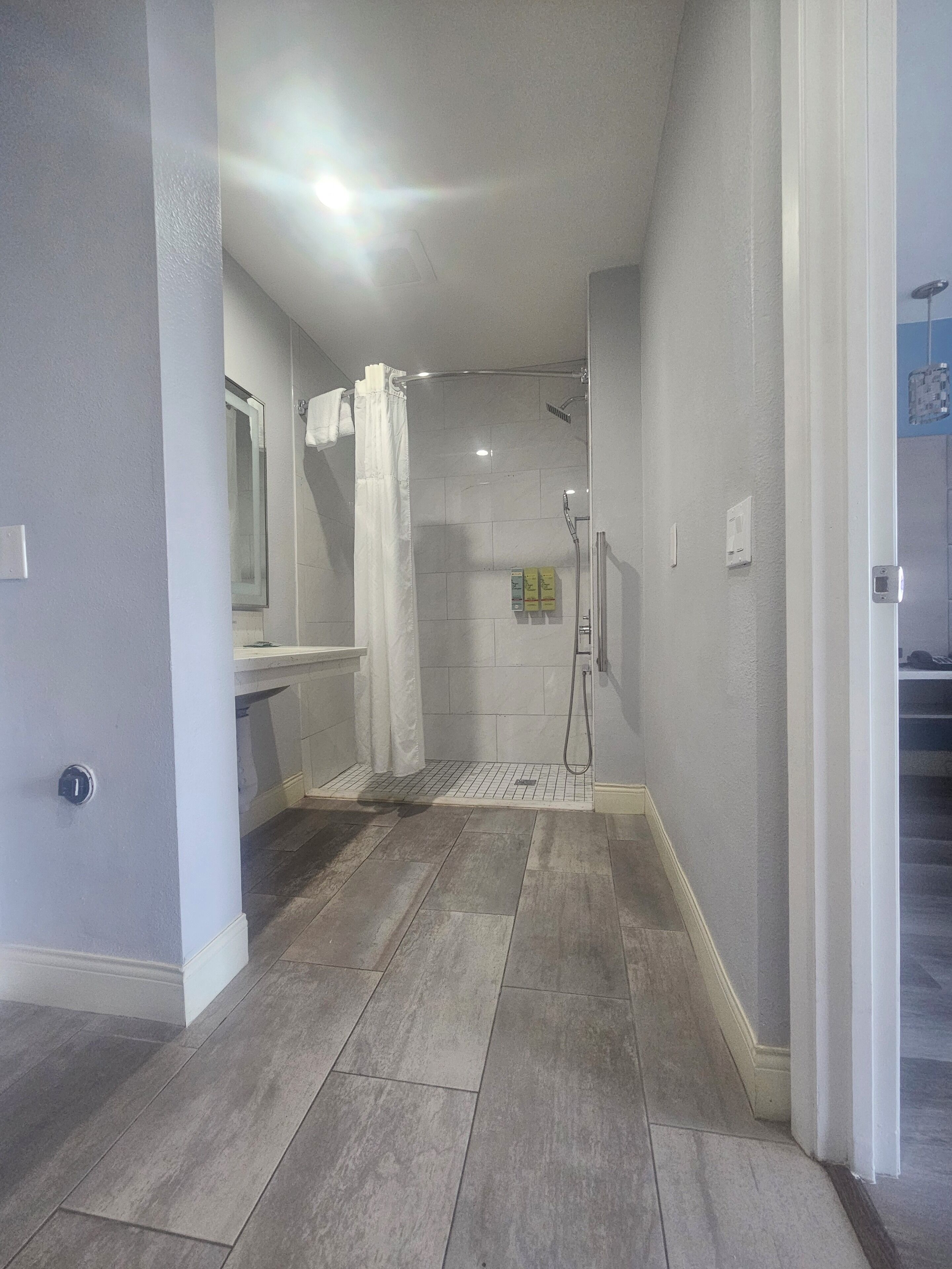 standard room, 1 king bed, accessible, non smoking | bathroom | combined shower/bathtub, hair dryer, towels