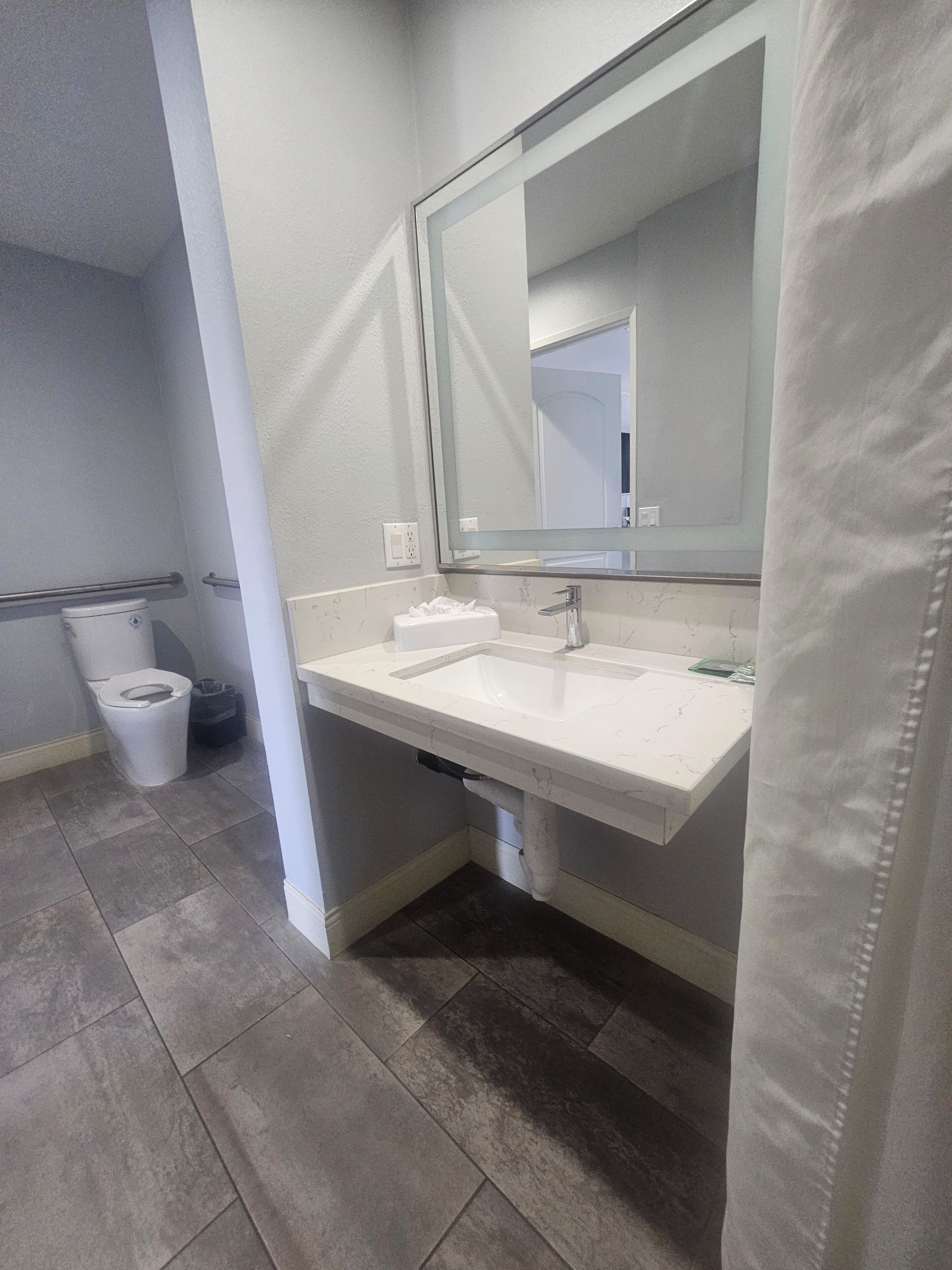 combined shower/bathtub, hair dryer, towels