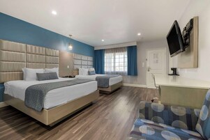 Camas com colchões pillow-top, escrivaninha