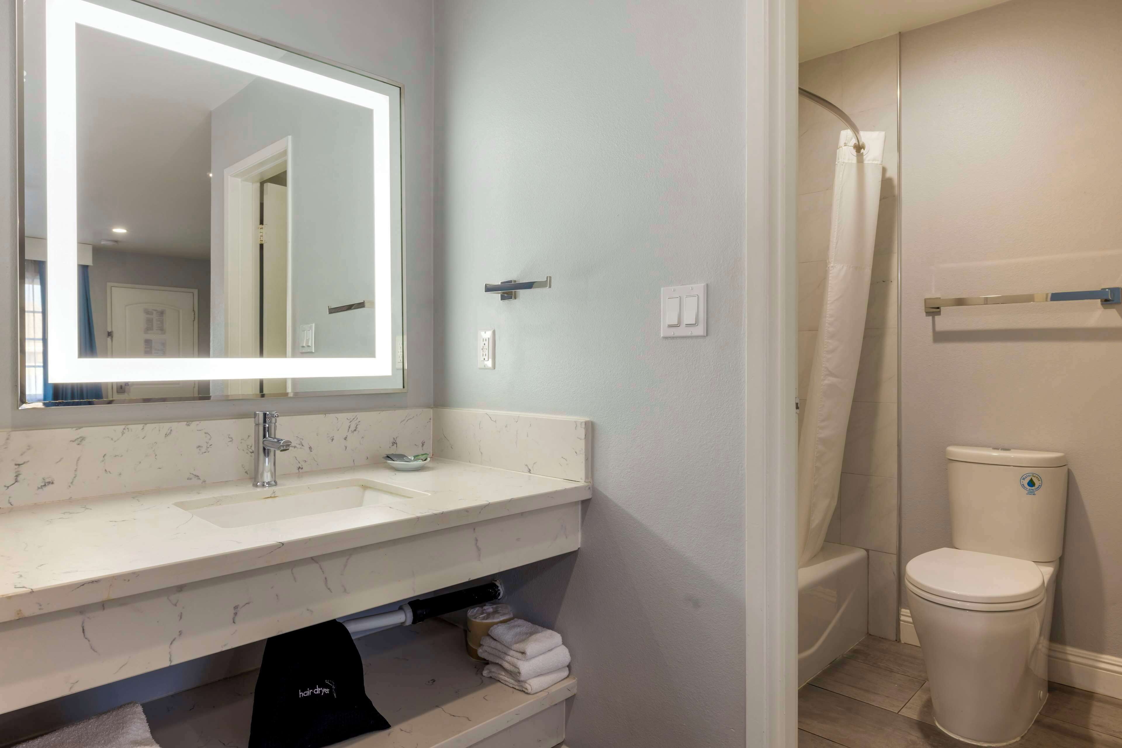 combined shower/bathtub, hair dryer, towels