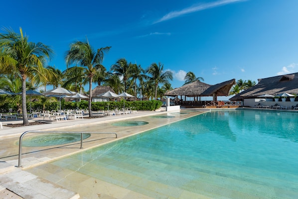 2 piscinas externas, barracas, guarda-sóis