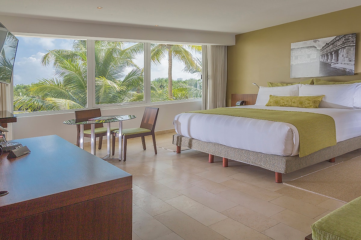 Premium bedding, down duvets, minibar, in-room safe