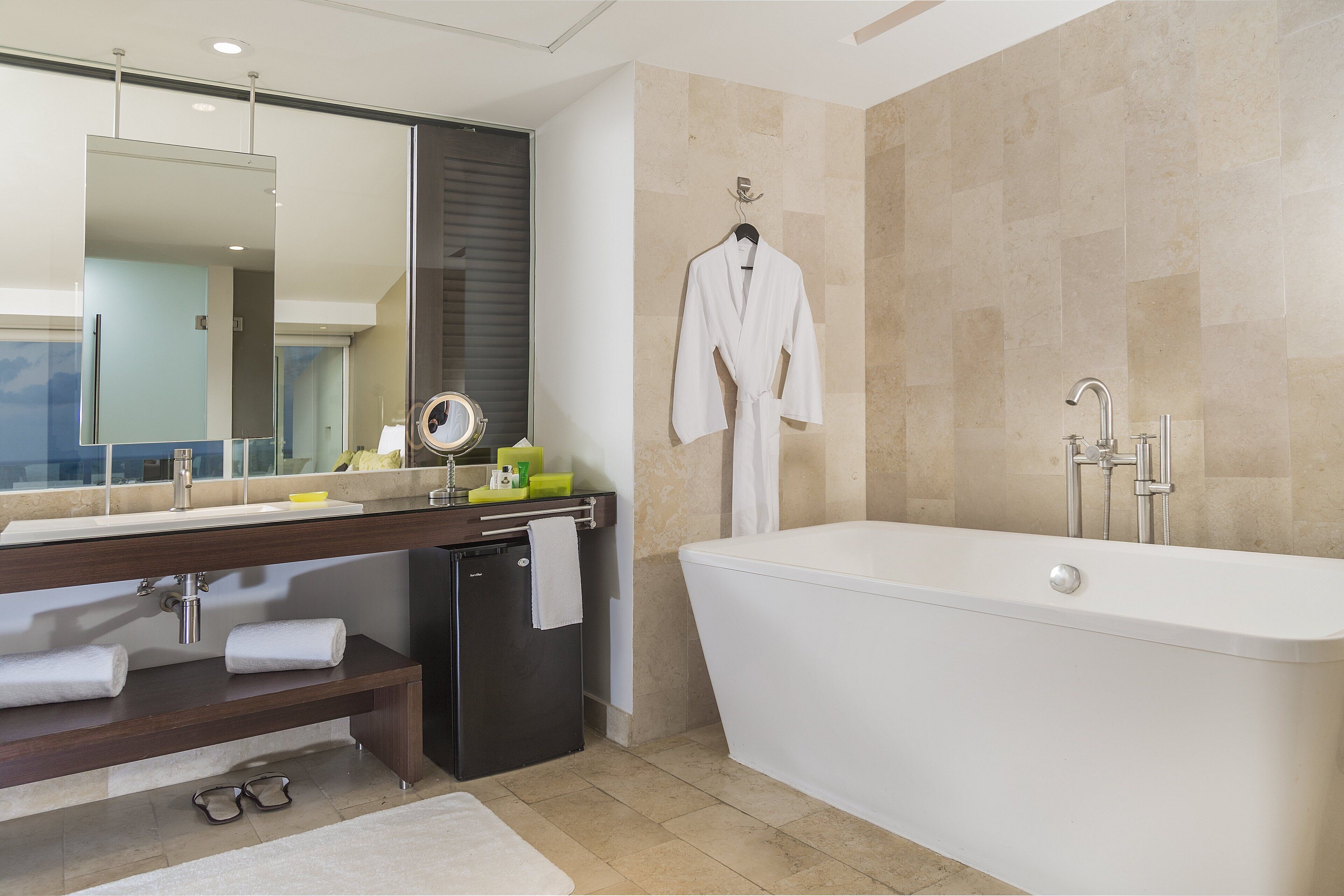 Amenidades de baño gratuitas, secadora de cabello, batas, pantuflas 