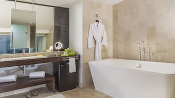 Amenidades de baño gratuitas, secadora de cabello, batas, pantuflas