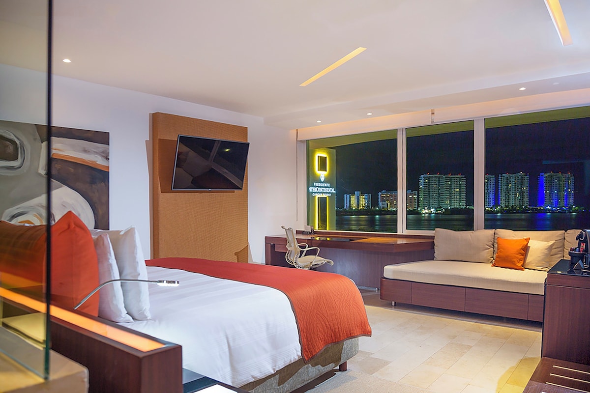 Room, 1 King Bed, Club lounge access, Lagoon View (Lagoon View)