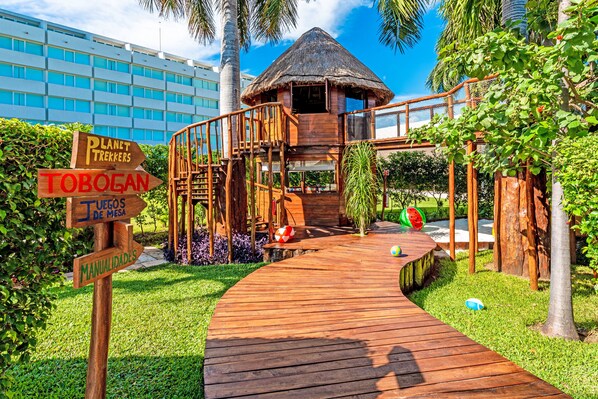 A wooden deck leading to a thatched-roof hut with a wooden staircase. - InterContinental Presidente Cancun Resort by IHG (Cancun)