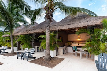 Sundeck at InterContinental Presidente Cancun Resort by IHG