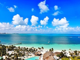 Un resort con piscina, spiaggia e vista sull'oceano.