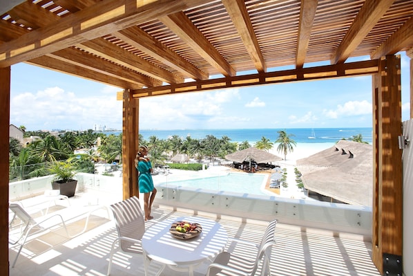 Signature Suite, 1 King Bed | Terrace/patio