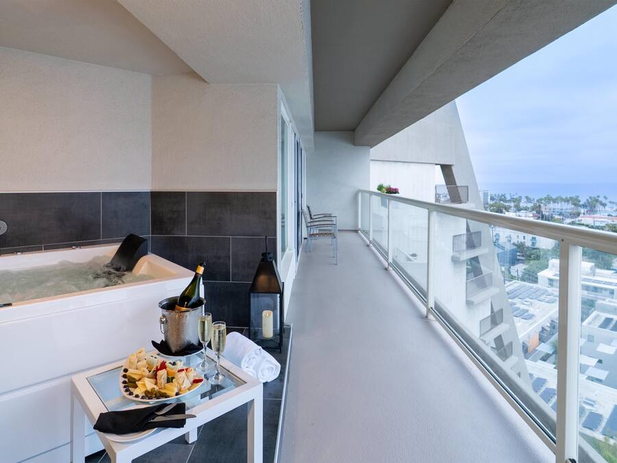 Suite, 1 kingsize-seng (Sunset) | Sengetøy av topp kvalitet, dundyner og safe på rommet