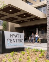 L'ingresso di un hotel con un cartello che recita 'HYATT CENTRIC DELFINA SANTA MONICA'.