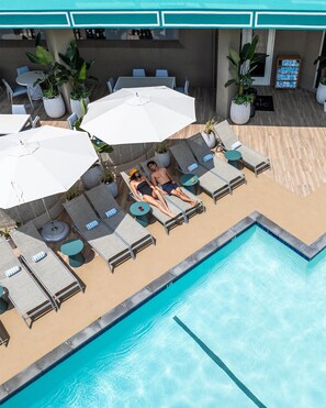 Piscine extérieure, tentes de plage, chaises longues