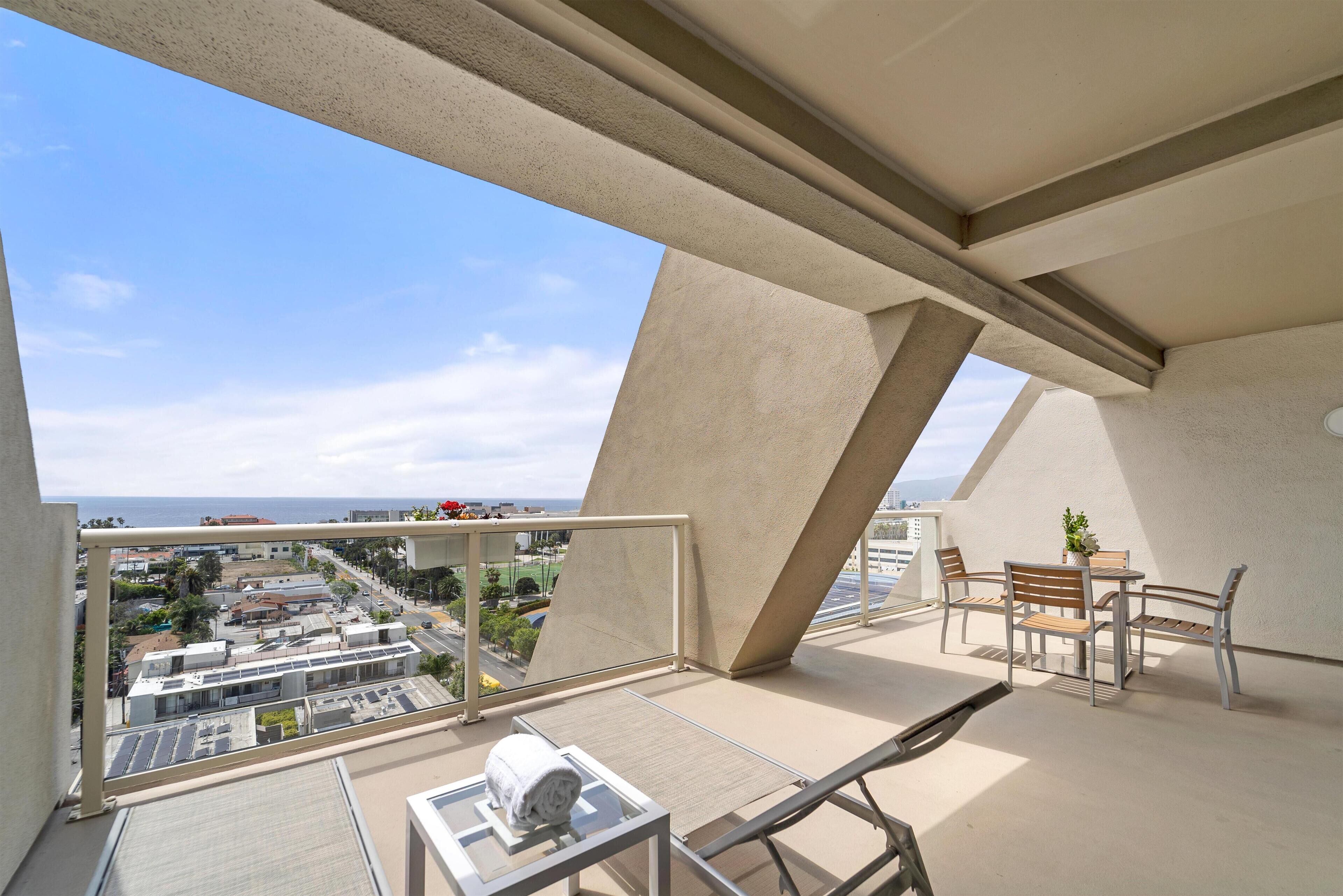 Premium bedding, down comforters, in-room safe, individually decorated