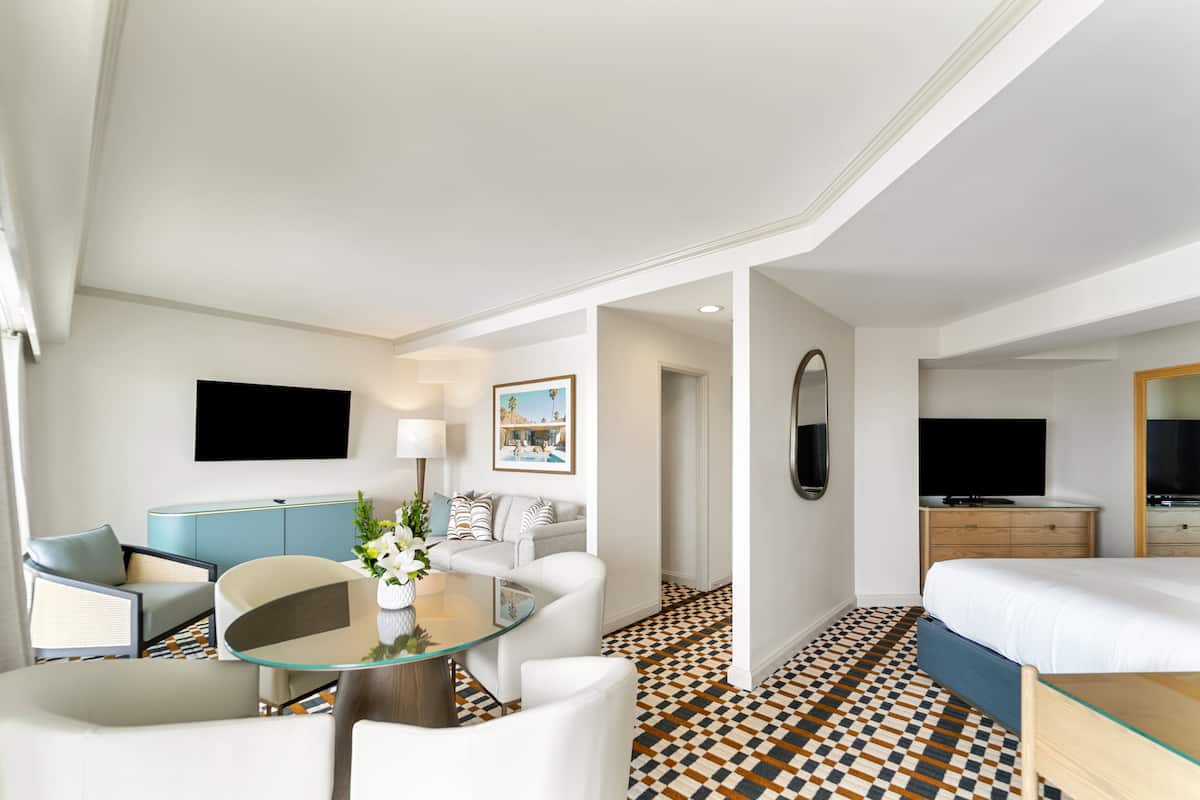 Suite, 1 très grand lit et 1 canapé-lit