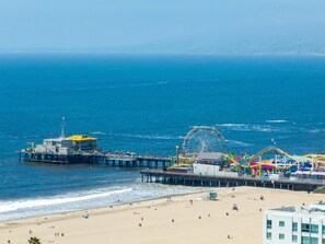 Beach nearby, white sand - Hyatt Centric Delfina Santa Monica (Santa Monica)