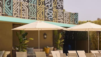 Utendørsbasseng, bassengtelt (mot betaling) og solsenger