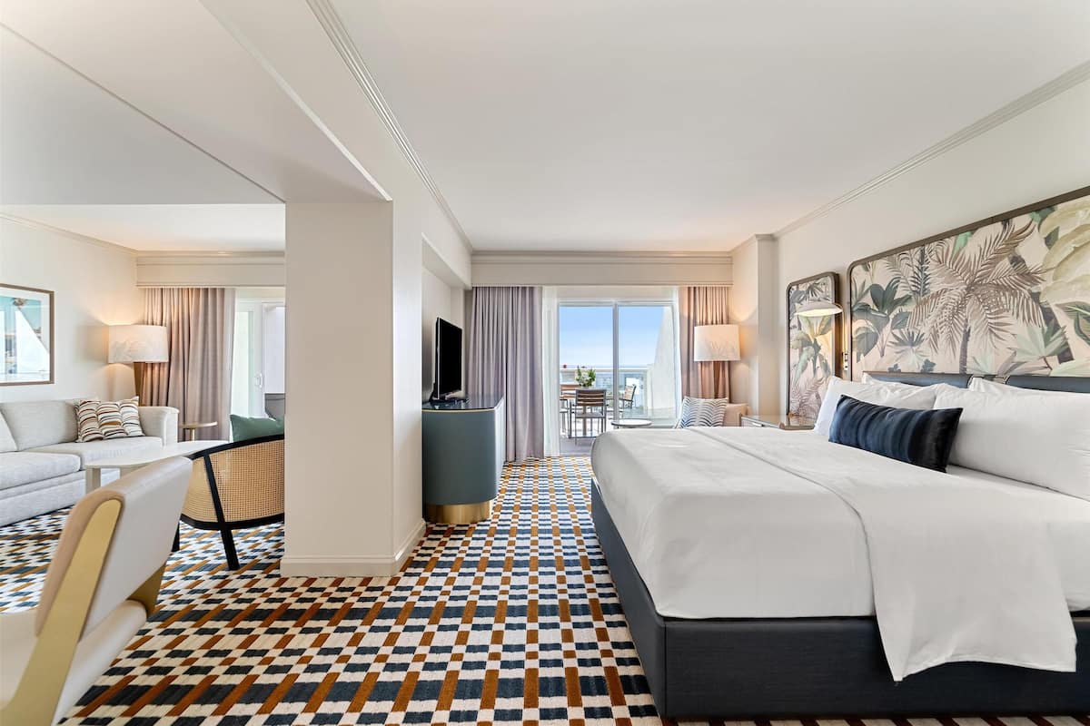 Suite, 1 King Bed with Sofa bed