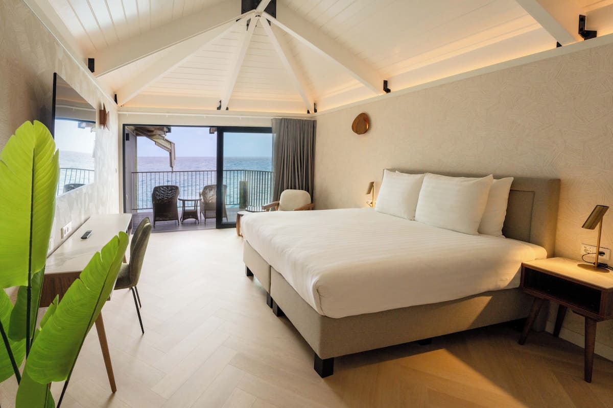 Deluxe Room, Oceanfront (Blues) | 房內夾萬、書桌、遮光窗簾/窗簾、熨斗/熨衫板