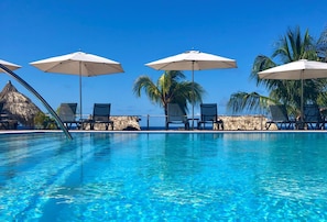 Outdoor pool, pool umbrellas, pool loungers - Avila Beach Hotel (Willemstad)