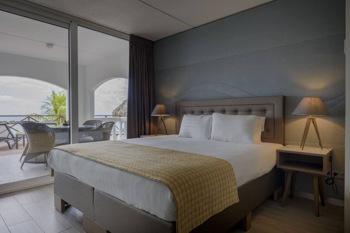 Royal Three bedroom apartment (La Belle Alliance) | 房內夾萬、書桌、遮光窗簾/窗簾、熨斗/熨衫板