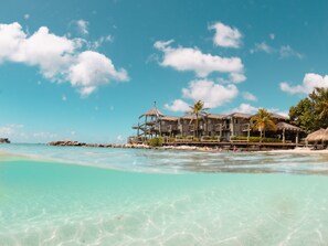 Deluxe Room, Oceanfront (Blues) | 客房内保险箱、办公桌、遮光窗帘、熨斗/熨板